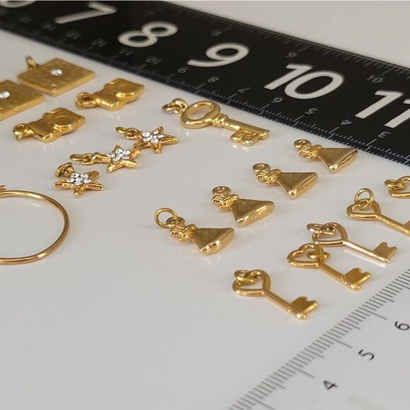 Charms 𝅺Bundle of Gold Tone Charms #0034 - Picture 7 of 13